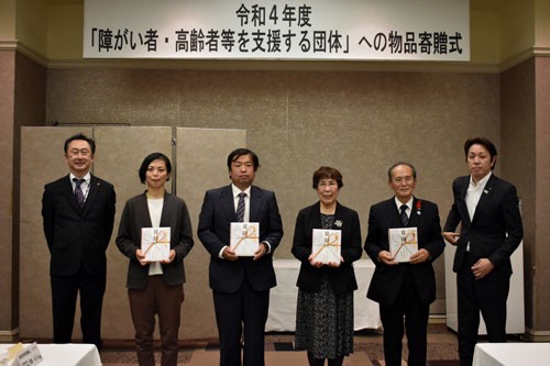 障がい者・高齢者支援団体へ物品寄贈 生命保険協会釧路協会(2022-11-16)