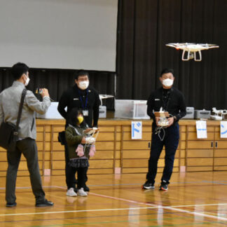 ドローン操縦 児童ら楽しむ　芦野小ＰＴＡ祭(2022-11-03)