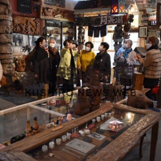 昭和の雑誌や雑貨、なつかし館を見学　美原２丁目町内会婦人部(2022-11-26)