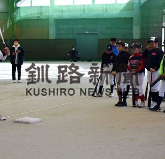 元プロ野球選手副島さん技術指導　小学生が基礎学ぶ(2022-11-24)