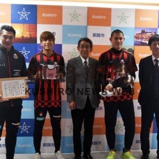 コンサドーレ札幌の金子、中島選手ら来釧　包括連携協定の一環で市民らと交流_1(2022-11-16)