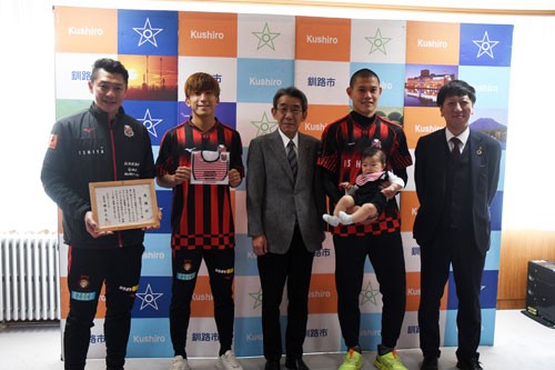 コンサドーレ札幌の金子、中島選手ら来釧 包括連携協定の一環で市民らと交流_1(2022-11-16)