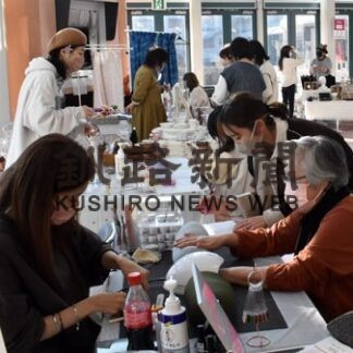 女性客ら癒やしの体験　イオン昭和でイベント(2022-11-28)