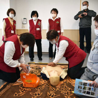 ＡＥＤの使い方学ぶ　家防員西地域協議会が救命講習会(2022-11-13)