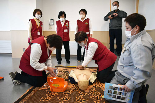 AEDの使い方学ぶ 家防員西地域協議会が救命講習会(2022-11-13)