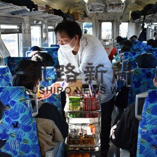 鉄道旅、愛好家ら満喫　沿線の歴史に触れる_1(2022-11-28)