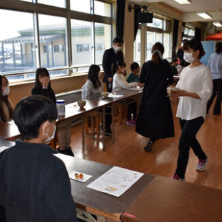 児童ら「おいしかたった」　鳥取小で茶道体験(2022-11-20)