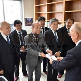 釧路まりも学園に児童書１００冊寄贈　釧路あすなろクラブ(2022-11-10)