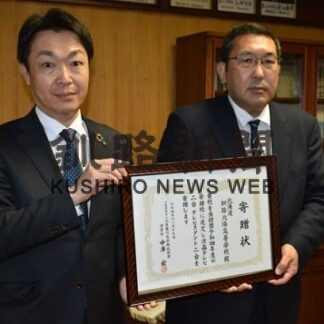 釧路北陽高校に液晶テレビ寄贈　北陸銀奨学助成団体(2022-11-18)
