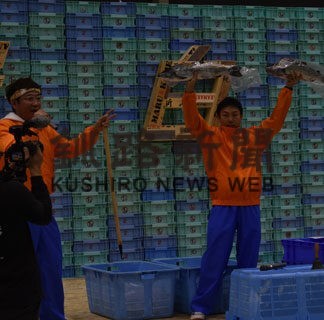 羅臼で秋サケで新イベント　料理や競り熱気(2022-11-15)