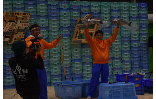 羅臼で秋サケで新イベント 料理や競り熱気(2022-11-15)