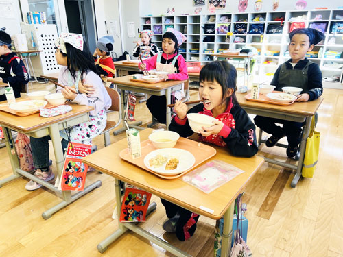 地場産食材給食 児童「おいしい」 白糠町内学校に町教委提供(2022-11-16)