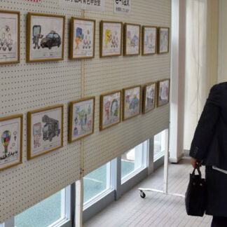 税の電子申告ＰＲ 園児の塗り絵並ぶ　弟子屈郵便局(2022-11-20)