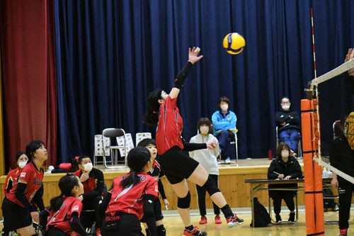 釧路AT1優勝 小学バレー、芦野にストレート勝ち(2022-11-15)