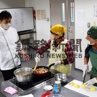 牛乳を使い主婦ら料理　釧路消費者協会教室　(2022-11-21)