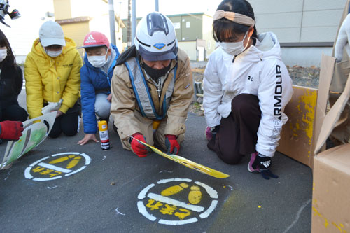 みんなで「とまれ」 登下校の安全確保(2022-11-19)