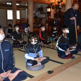 釧路町知方学小児童が座禅で精神統一(2022-11-26)