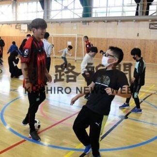 コンサドーレ札幌の金子、中島選手ら来釧　包括連携協定の一環で市民らと交流(2022-11-16)