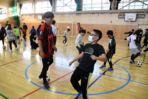 コンサドーレ札幌の金子、中島選手ら来釧 包括連携協定の一環で市民らと交流(2022-11-16)