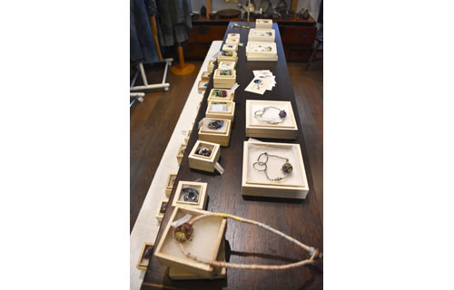 きらりトンボ玉並ぶ リチャード華子さん作品展7日まで(2022-11-05)