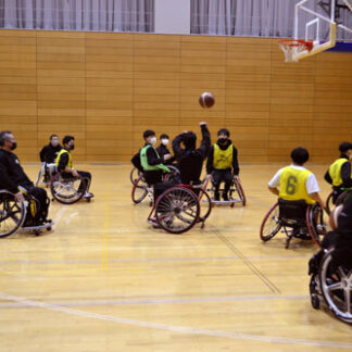 プレーに悪戦苦闘　車いすバスケなどに挑戦　くしろパラスポフェスタ(2022-11-20)