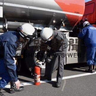 タンクローリーの路上検査　市消防本部と釧路署(2022-11-10)