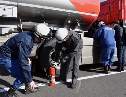 タンクローリーの路上検査 市消防本部と釧路署(2022-11-10)