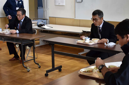ふるさと給食味わう 標茶産食材使用、町担当者ら試食会(2022-11-12)