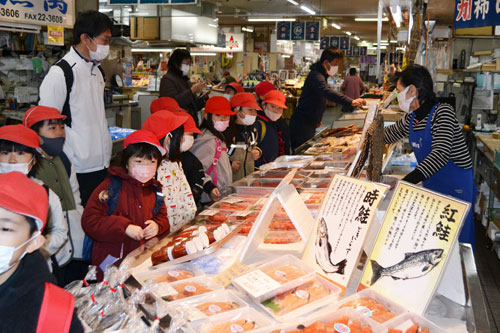 魚介類に興味津々 興津小児童、和商市場訪問(2022-11-15)