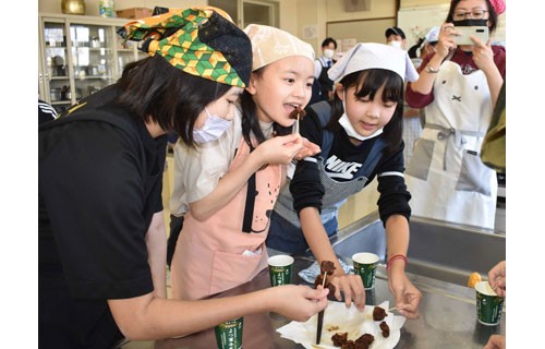 エゾシカザンギ「おいしい」 芦野小で出前授業、児童調理に挑戦(2022-11-11)