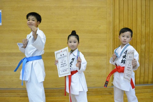 中城(附属2年)男子個人組手2位 小学空手道、女子は佐藤(釧昭和2年)3位(2022-11-15)