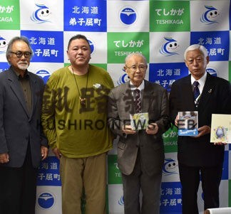 シマエナガＣＤ町へ寄贈　弟子屈の山本さん　写真集と絵本も(2022-11-27)