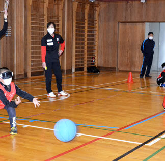 「難しいけど楽しい」　太田小児童、ゴールボールに挑戦(2022-11-20)