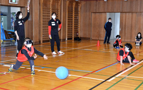 「難しいけど楽しい」 太田小児童、ゴールボールに挑戦(2022-11-20)
