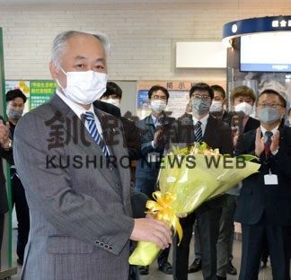 「魅力あるまちづくりを」再選の小松町長初登庁(2022-11-15)