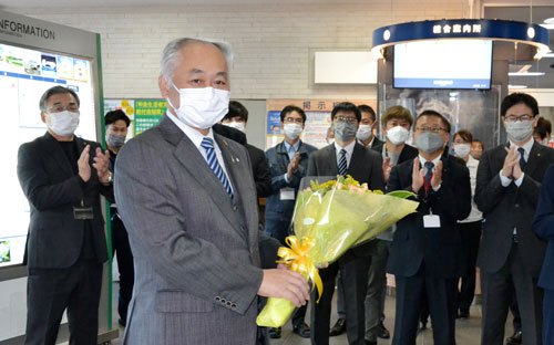 「魅力あるまちづくりを」再選の小松町長初登庁(2022-11-15)