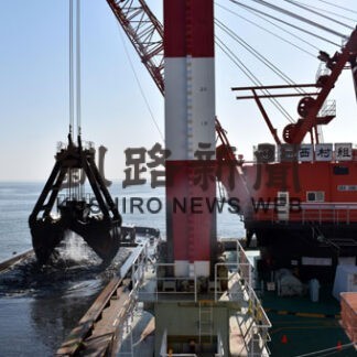 釧路港でＩＣＴ施工　作業省力化、正確性も向上(2022-11-10)