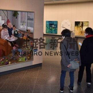 道内や地元の力作ずらり　釧路市立美術館で道展移動展(2022-11-23)