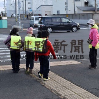 下校児童に優しく声掛け　保護司会が見守り活動(2022-11-24)