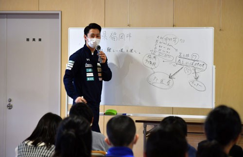 「難しい道から一生の財産」　クレインズ矢野選手が出前授業(2022-12-22)