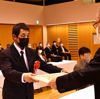 市、卓越技能者ら９人たたえる　根室の振興発展に貢献　(2022-12-10)