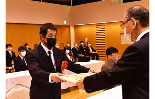 市、卓越技能者ら9人たたえる 根室の振興発展に貢献 (2022-12-10)