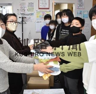 手縫い雑巾活用して　コスモス北グループが４小学校に寄贈(2022-12-13)