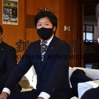 ２３年度理事長予定者　西村町長にあいさつ　中標津ＪＣ(2022-12-22)