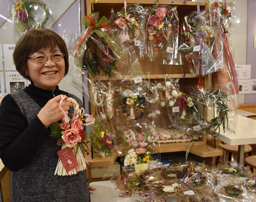 Xマスや正月飾り、華やかに彩る 阪口さん作品展(2022-12-10)