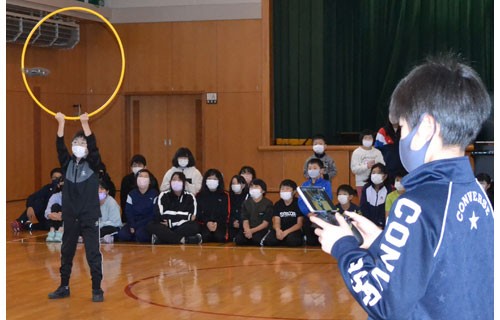 「ドローン飛んだ」自分のプログラミングで 浜中小で成果発表(2022-12-04)