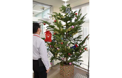 Xマス気分盛り上げ 弟子屈郵便局 来局者ツリー楽しむ(2022-12-10)