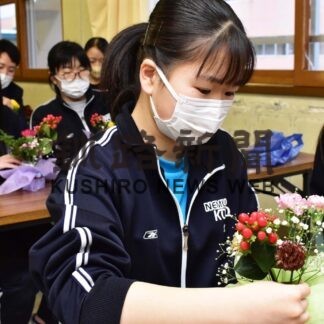 伝統引き継ぐ「花育」光洋中でアレンジフラワー(2022-12-15)