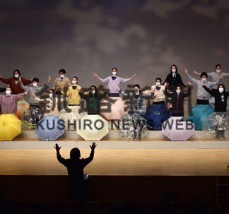 歌に合わせ傘で独自振り付け　中標津ジュニア合唱団ひかり定演(2022-12-25)