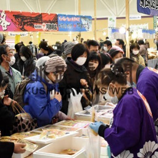 地元農水産加工品、安価で　くしろ物産まつりにぎわう(2022-12-10)